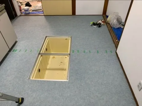 新しく設置した床下点検口と張り替えた床