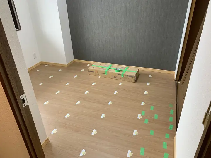 床材の割付けをしている様子