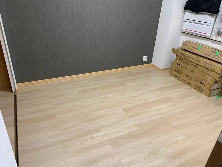 明るい木目のフロア材で仕上げた床