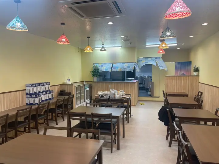 テーブル席が並ぶ店内