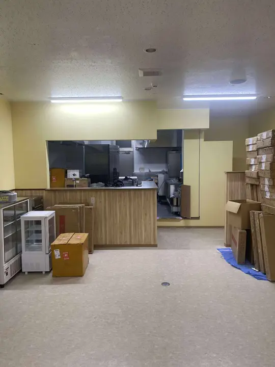 家具搬入前の店内