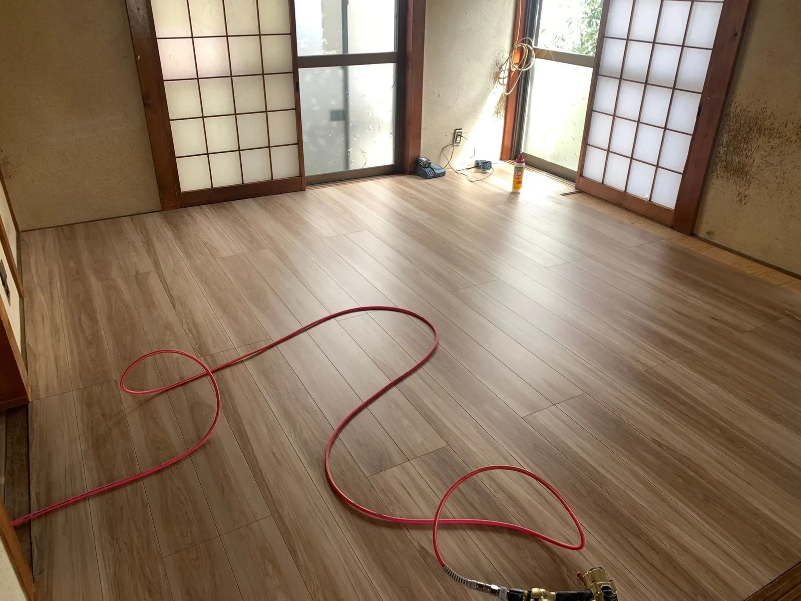 フロア材を張り終えた和室